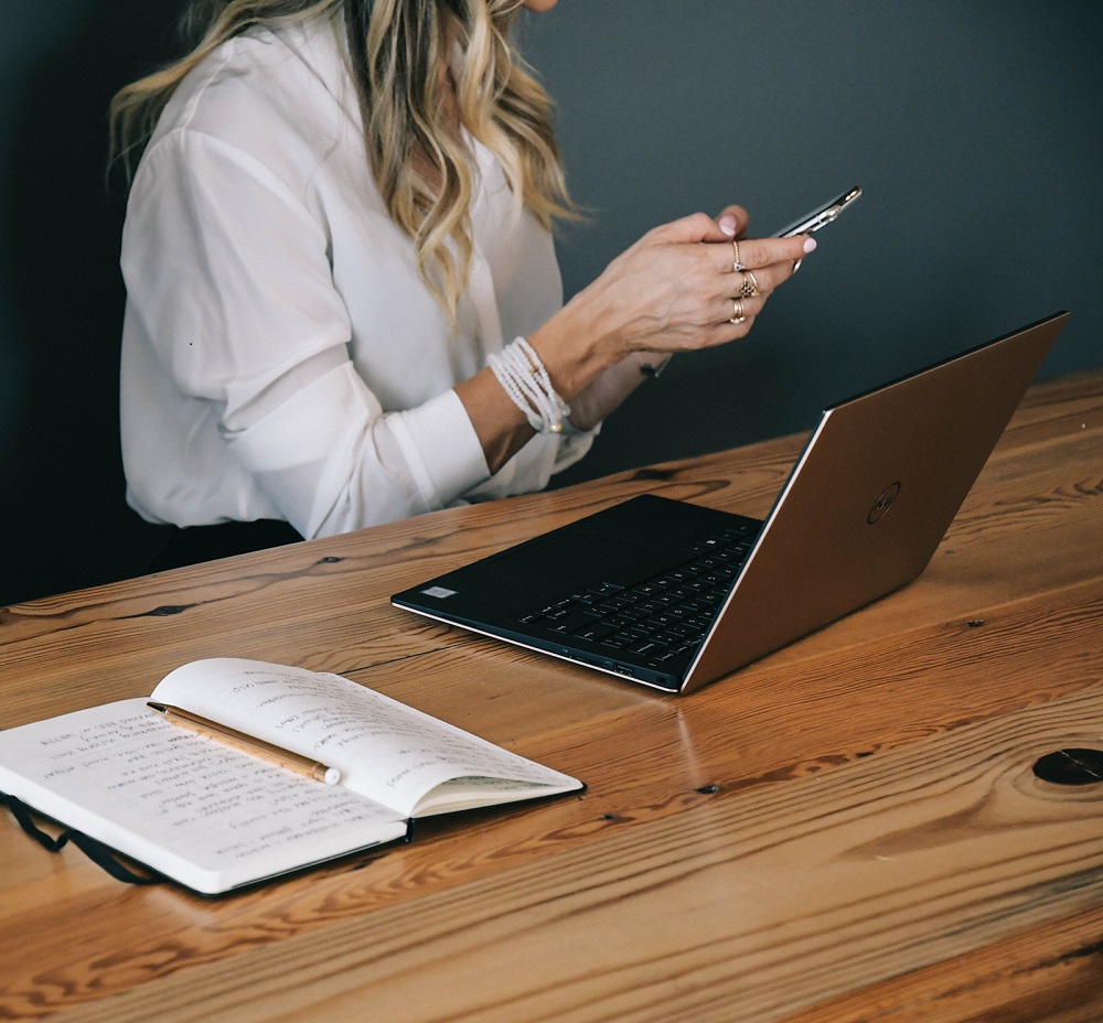 HOW TO ADD EXTRA CHIC TO YOUR BUSINESS ATTIRE