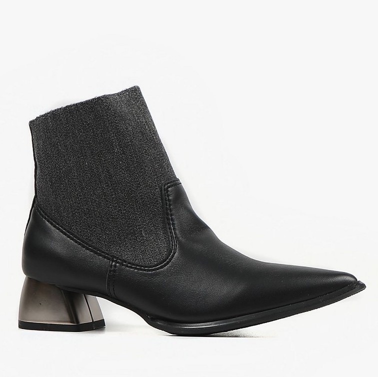 FALL CAPSULE WARDROBE BLACK BOOTIES